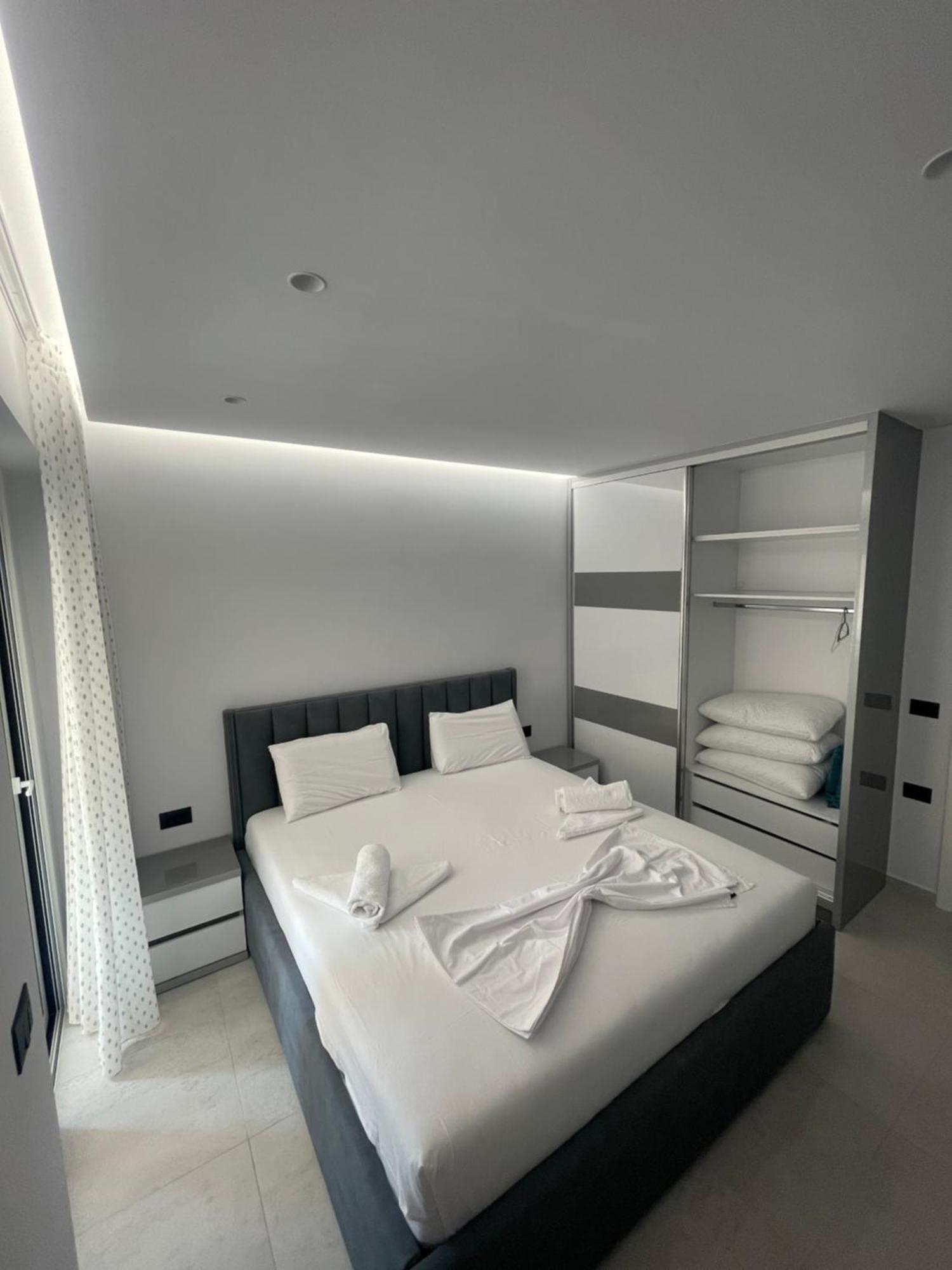 Alpha Lux Apartment Sarandë Exteriör bild